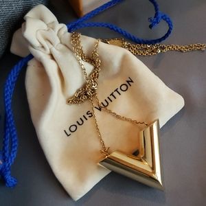 Louis vuitton essential V necklace (18" long)